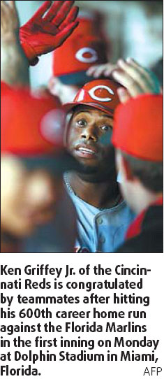 Griffey Jr. hits 600th home run