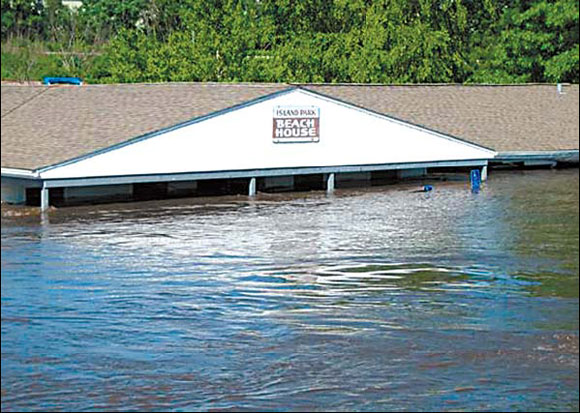 Flooded Midwest towns brace for more downfalls