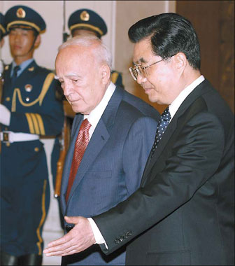 Hu, Papoulias enjoy art show, talk ties