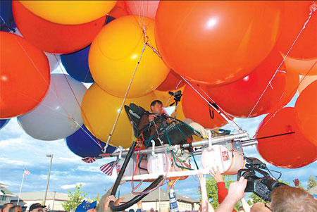 Oregon man completes flight in lawn chair