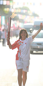 Foreign torchbearers bring love to rural youngsters
