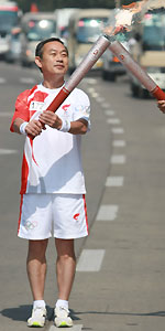 Foreign torchbearers bring love to rural youngsters