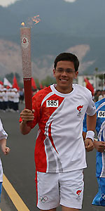 Foreign torchbearers bring love to rural youngsters