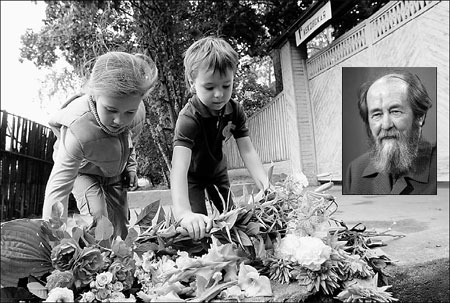 Nobel laureate writer Solzhenitsyn mourned