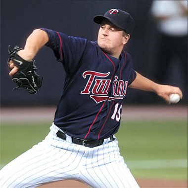 New dad Perkins, Everett lift Twins