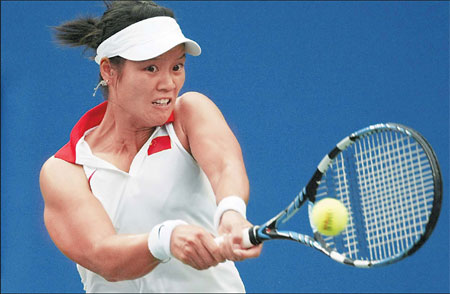 Li pleases crowd, presses on to quarters