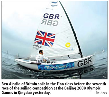 Defending champion Ainslie extends Finn lead