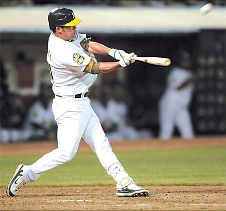 Suzuki's walk-off homer lifts Athletics