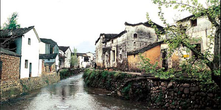 Special Supplement: Ancient Longmen town entices visitors