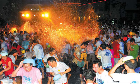 Special Supplement: Qiandao Lake water carnival offers respite from the heat