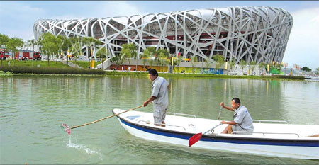 Unsung heroes keep Beijing spic'n span