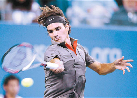 Ivanovic wins ugly, Federer cruises