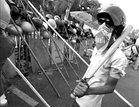 Anti-govt protesters turn up heat on PM