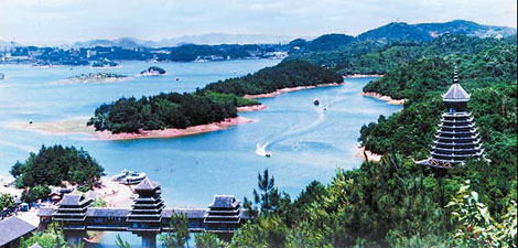 Special supplement: Guizhou lake charms with blazing color, geologic wonder
