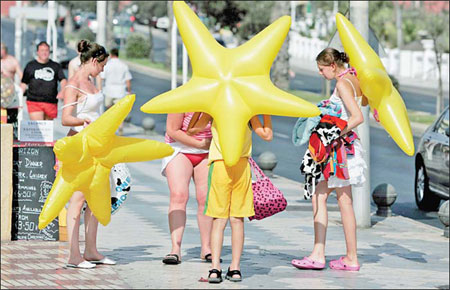 Busy beaches, but tourist spending falls