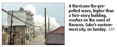 Ike roars into Cuba, rips apart homes