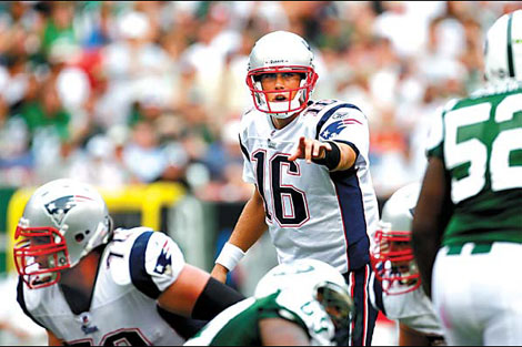 Patriots' Cassel outshines Favre on starting debut