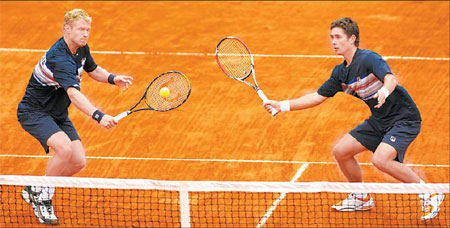 US, Russia keep Davis Cup hopes alive