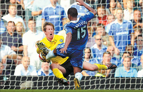 Chelsea bounces back to tie United