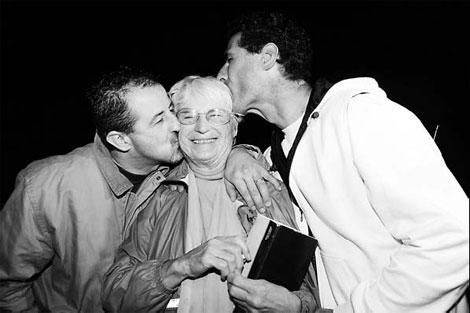 Freed hostages recount chaotic release