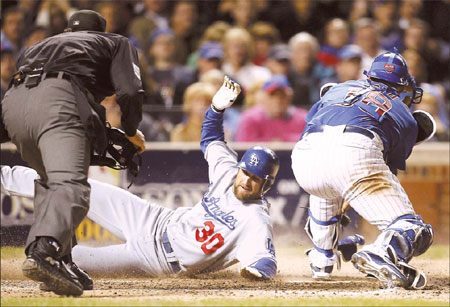 Dodgers crush Cubs to close on series