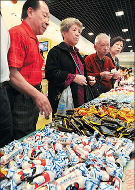 Candy set for global comeback