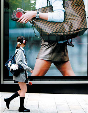 Luxury shoppers tighten purse strings