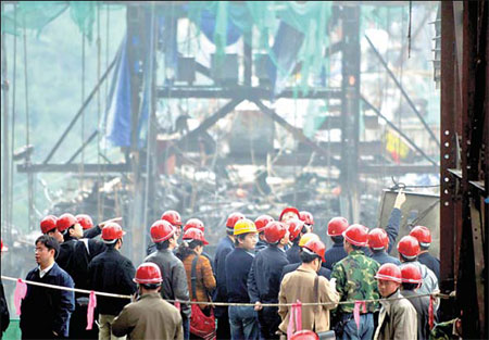 11 bridge workers killed in lift crash