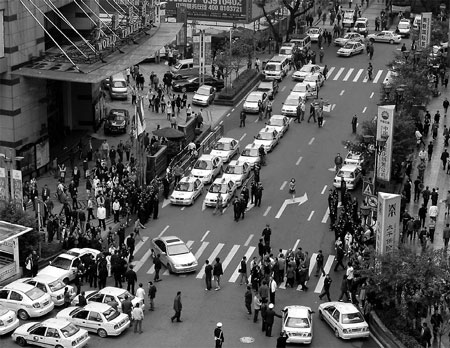 Taxis return, but strike goes on