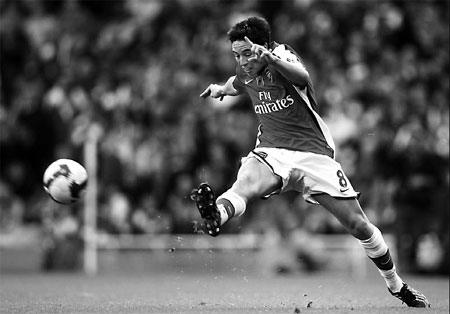 Nasri fires Arsenal past Man United