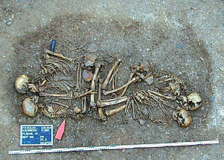 Prehistoric 'nuclear family' discovered