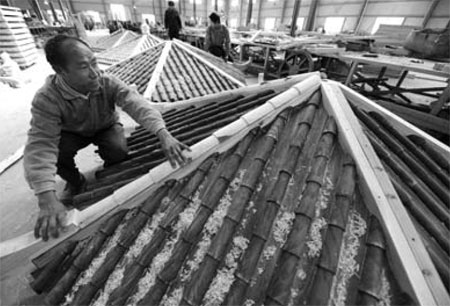 Migrant workers cash in security funds