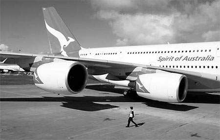 Qantas issues '08 profit warning