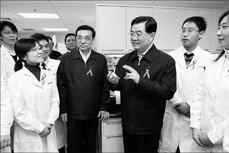 Hu extends hand to AIDS patients