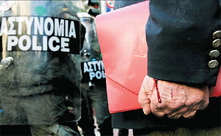 Protesters besiege parliament in Greece