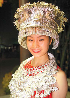 Singing the praises of Zhuang folk art