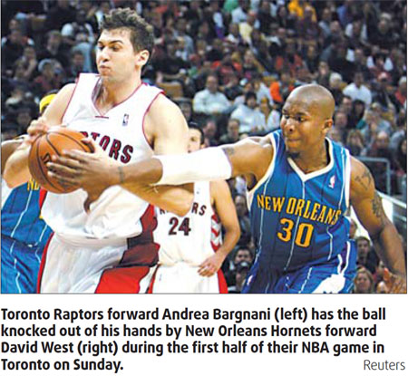 Hornets stay out of harm's way, Spurs win sixth