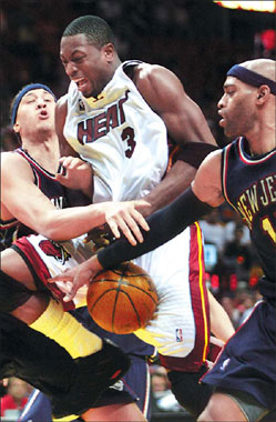 Bibby's three-pointer lifts Hawks