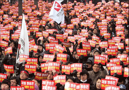 MPs end parliament blockade
