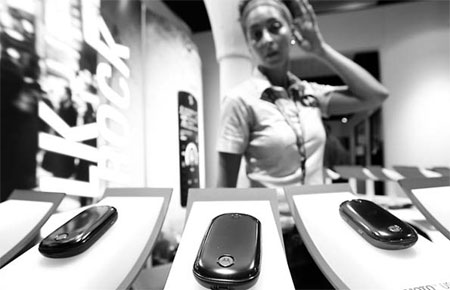 Motorola cuts 4,000 more jobs on slowdown