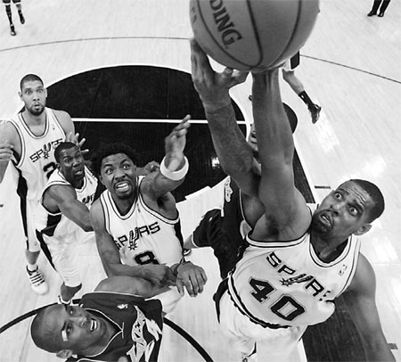 Spurs beat Lakers by a single point