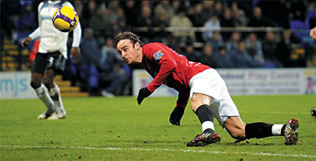 Late, late show from Berbatov sends United top