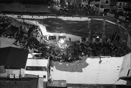 Church collapse kills 8, injures 96