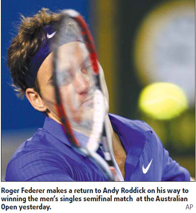 Federer storms into final