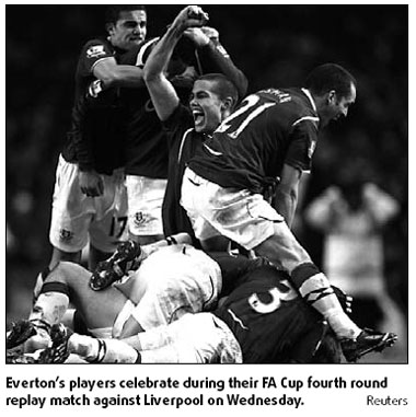 Everton knock Liverpool out of FA Cup with late winner