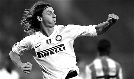Inter move eight clear as Milan draw