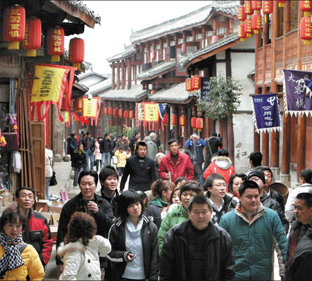 Crowds return to quake-hit sites