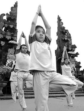 Bali hosts yoga festival despite fatwa