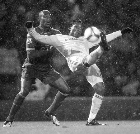 Chelsea, Liverpool keep United in sight