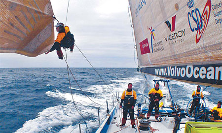 Volvo fleet split upon crossing 1st scoring gate